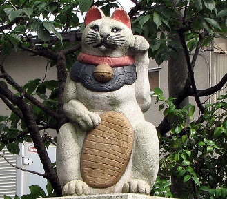 石柱の上にかなり大きな招き猫の像がある